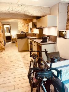 ein Fahrrad steht in einer Küche mit Küche geparkt in der Unterkunft Kamer met kitchenette in Bédoin