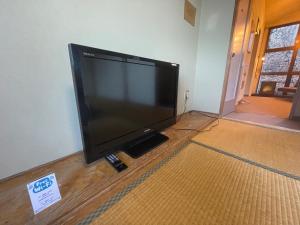 a flat screen tv sitting on the floor in a room at 本栖湖畔 浩庵 Kouan at Lake Motosu in Fujikawaguchiko
