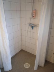 een douche met een douchegordijn in de badkamer bij The Haus in Moss