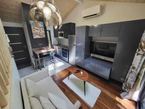 an overhead view of a living room with a couch and a table at L'Ecrin sous les Chênes in Gradignan