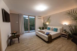 Телевизор и/или развлекательный центр в Bellagio Village- 4 Apartments by the lake - Seasonal Warm Pool and Sauna