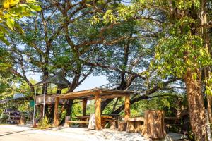 ピサヌロークにあるRuenpakkiangnan เรือนพักเคียงน่านの木造の公園内閣