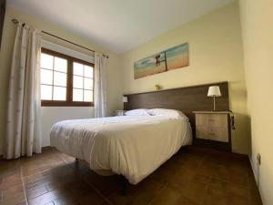 una camera con un grande letto e una finestra di El Olivar Lidia a Puerto del Rosario