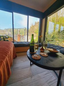 une chambre avec une table et deux verres à vin dans l'établissement Two sister’s Lodge, à La-Roche-en-Ardenne