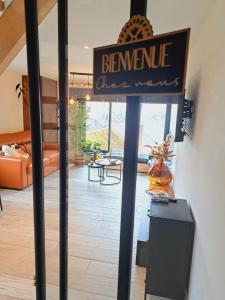 un panneau pour un magasin de meubles dans le salon dans l'établissement Two sister’s Lodge, à La-Roche-en-Ardenne
