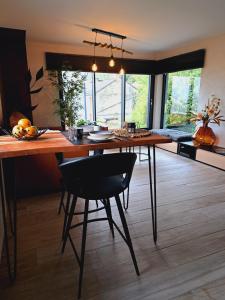 une cuisine avec une table en bois et une salle à manger dans l'établissement Two sister’s Lodge, à La-Roche-en-Ardenne