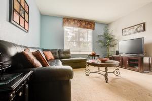 uma sala de estar com um sofá e uma televisão em Vista Cay 72 by Top Villas em Orlando