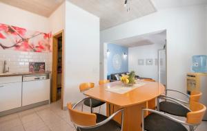 Η κουζίνα ή μικρή κουζίνα στο Awesome Home In Pozla Gora