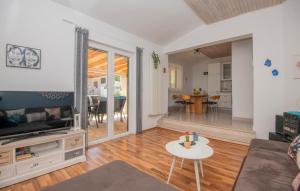 Χώρος καθιστικού στο Awesome Home In Pozla Gora