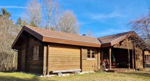 a small wooden cabin in a yard with at Ferienhaus Neckar 34 in Hayingen