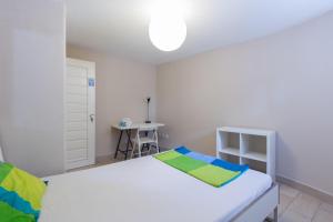 ポルトにあるRelógio Guest Houseのベッドルーム(白いベッド1台、デスク付)