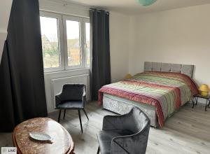 Postel nebo postele na pokoji v ubytování Aux cigogneaux