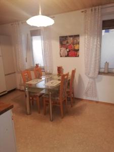 Un comedor con mesa y sillas en Gartenland Gela, en Kitzingen