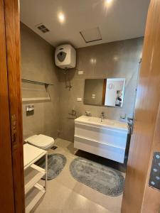 Villa Almaza 5 bedrooms في مرسى مطروح: حمام مع حوض ومرحاض