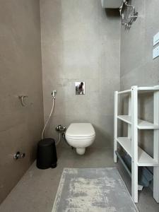 Villa Almaza 5 bedrooms في مرسى مطروح: حمام به مرحاض أبيض ورف