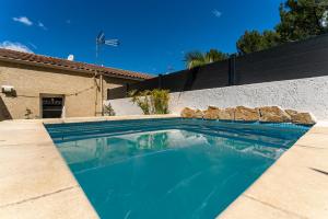 uma piscina em frente a uma casa em loft des cigales em Uchaud