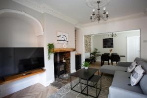 A seating area at Modern 3-bedroom Retreat