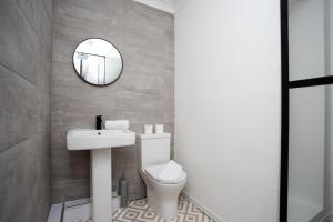 y baño con lavabo, aseo y espejo. en Modern 3-bedroom Retreat, en Swalwell