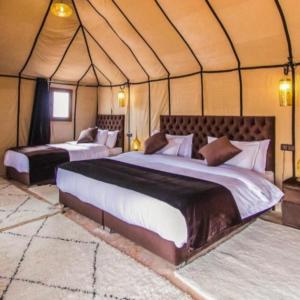 1 dormitorio con 2 camas en una tienda de campaña en marvelous luxury desert stars, en Merzouga 81 fotos más