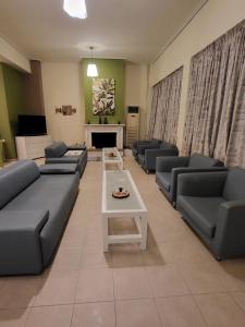 un soggiorno con divani e tavolo di ASTIR COSY LIVING HOTEL a Áyios Konstandínos