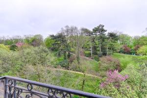 a view of a garden from a balcony at Résidor - Appartement 4P chaleureux et lumineux ! in Paris
