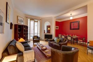 - un salon avec un canapé et une table dans l'établissement The Seine & Pont de l'Alma - CityApartmentStay, à Paris