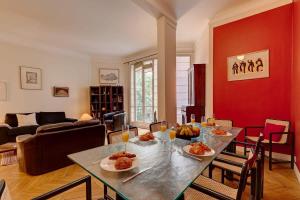 - un salon avec une table et de la nourriture dans l'établissement The Seine & Pont de l'Alma - CityApartmentStay, à Paris