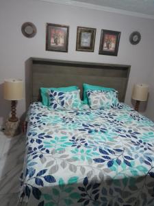 CharltonShauna apartment的卧室里有一张床，床铺有蓝白相间的被子