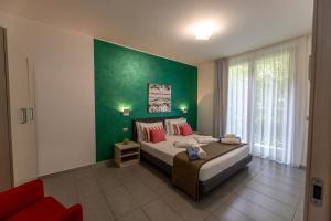 Кровать или кровати в номере Bellagio Village- 4 Apartments by the lake - Seasonal Warm Pool and Sauna