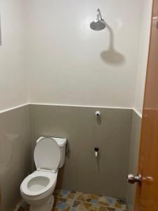 małą łazienkę z toaletą i umywalką w obiekcie Maria kulafu studio 2 w Masbate