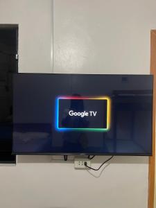 TV con Google tv en pantalla en Maria kulafu studio 2, en Masbate