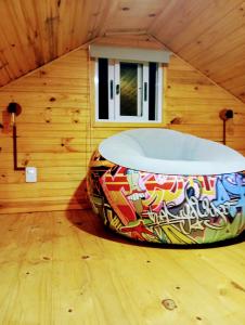 una habitación con una gran bolsa de frijoles en una habitación de madera en Hermosa cabaña con excelente vista panorámica, en Piriápolis