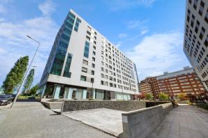 un grand bâtiment blanc au milieu d'une ville dans l'établissement Bessa Luxury Flat by Amber Star Rent, à Porto