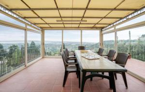 a dining room with a table and chairs and windows at Beautiful Apartment In Corsanico in Corsanico-Bargecchia