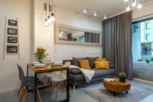 - un salon avec un canapé et une table dans l'établissement Apartament LUX 4 Cieplice, à Jelenia Góra