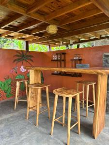 un bar avec des tabourets et un comptoir avec un tableau dans l'établissement Uma Sepi Villa, à Sukawati