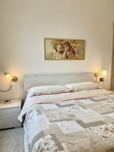 a bedroom with a bed with a painting on the wall at Casa Linda in Corsico