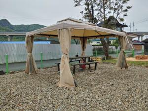 ein Zelt mit einem Picknicktisch darunter in der Unterkunft One day Retro House 