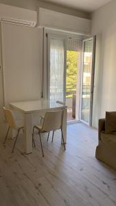 - un salon avec une table, des chaises et un canapé dans l'établissement SoleMare, à Bellaria-Igea Marina