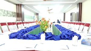 ムルターンにあるFive Mounts Hotel And Restaurantの長テーブル(青いテーブルクロスと花付)