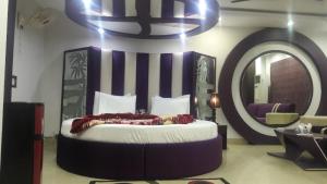 מיטה או מיטות בחדר ב-Five Mounts Hotel And Restaurant