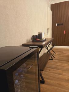 una mesa en una habitación con nevera en شقة مودرن غرفة وصالة في الملقا, en Riad