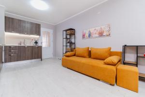 un salon avec un canapé et une cuisine dans l'établissement Cozy 2-bed Apartment, à Plovdiv