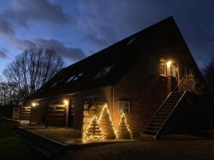 ein Haus mit Weihnachtslichtern an der Vorderseite in der Unterkunft 't Uilengat in Retranchement