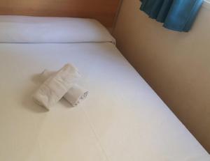 dwie rolki papieru toaletowego siedzące na łóżku w obiekcie Camping Sant Salvador w mieście Comarruga