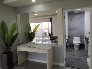 bagno con lavandino e specchio di View Talay6 by Blue Ocean Suite a Centro di Pattaya