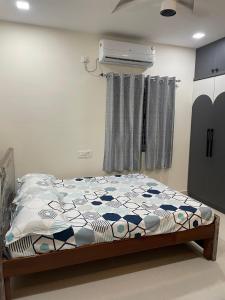 um quarto com uma cama e ar condicionado em Vinayaka Villas em Hyderabad