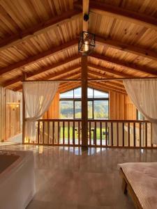 Postel nebo postele na pokoji v ubytování Eviniz rahatlığında, eşsiz doğa manzaralı dağ evi