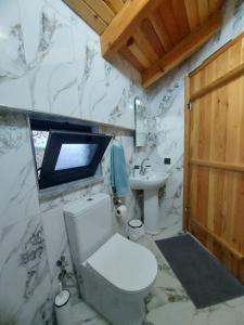 Koupelna v ubytování Eviniz rahatlığında, eşsiz doğa manzaralı dağ evi