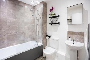 uma casa de banho com um lavatório, um WC e um chuveiro em Waterside 2Bed Apartment Taunton em Taunton